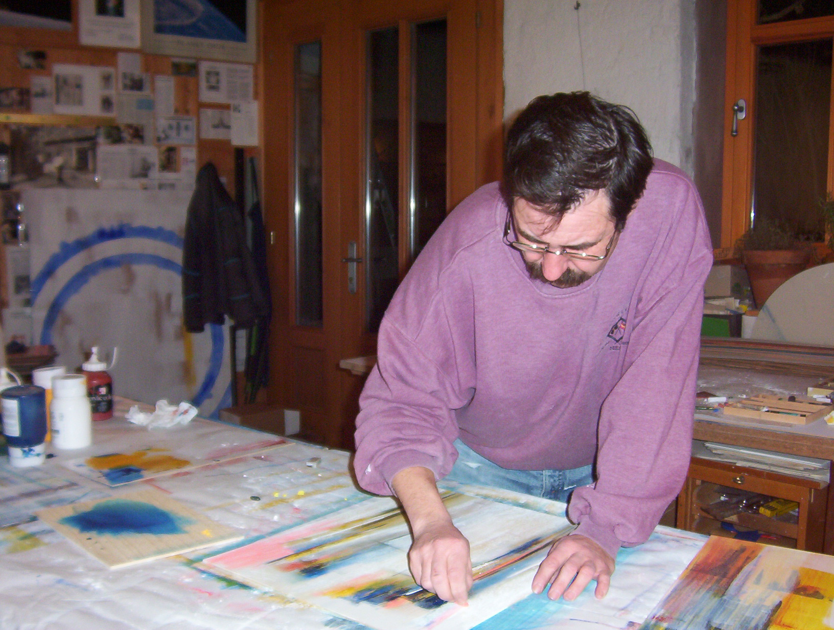 Meier-Wölfle malt im Atelier